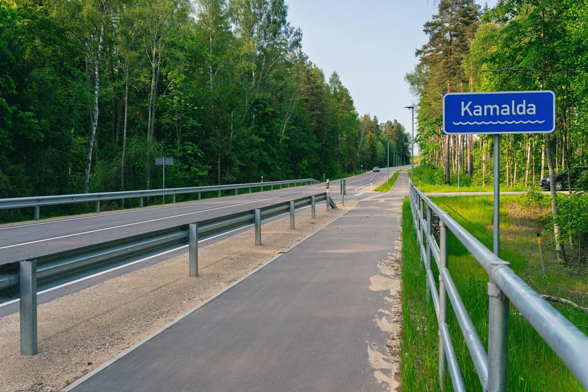 Ceļš un gājēju celiņš ar margām pie zīmes „Kamalda”