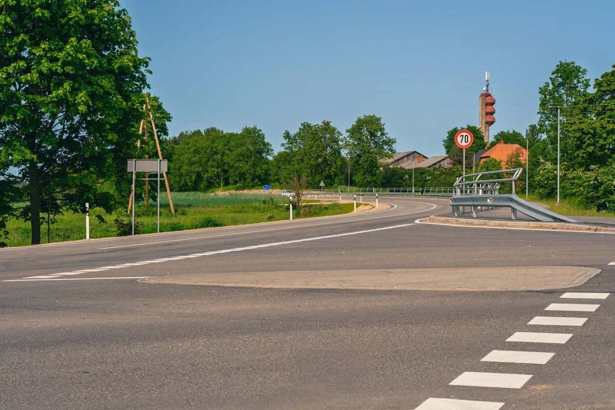 Krustojums ar drošības saliņu un gājēju pāreju