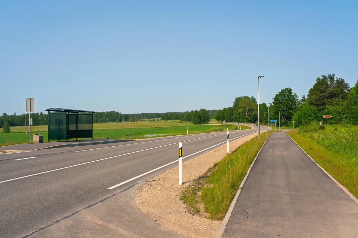 Ceļš ar autobusa pieturu un atsevišķu gājēju un velosipēdu ceļu