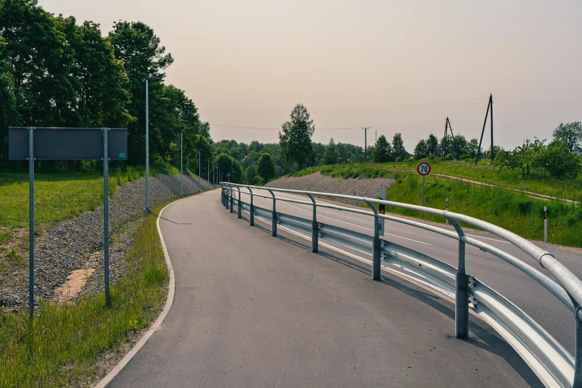 Gājēju un velosipēdu ceļš, kas no brauktuves atdalīts ar barjeru
